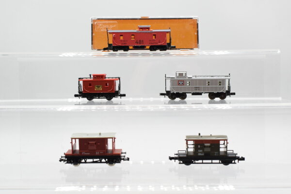 Arnold/Minitrix/u.a. N Konvolut amerikanische Güterzugbegleitwagen Caboose CB&Q/Frisco Lines/u.a.