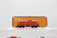 Arnold/Minitrix/u.a. N Konvolut amerikanische Güterzugbegleitwagen Caboose CB&Q/Frisco Lines/u.a.