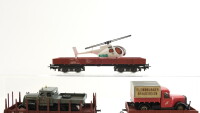 Märklin H0 Konvolut Rungenwagen und Niederbordwagen mit Ladung (LKW, Hubschrauber) DB