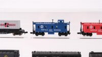 Bachmann/Atlas/u.a. N Konvolut amerikanische Güterzugbegleitwagen/ Containertragwagen/ ged. Güterwagen/ Verschlagwagen NW/NH/D&RGW/CO