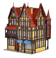 Vollmer H0 43841 Geschäftshaus mit Inneneinrichtung undLED-Beleuchtung, Funktionsbausatz