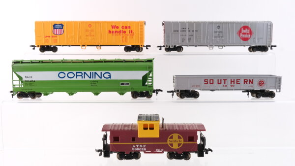 Bachmann H0 Box-Car (UP 166817, Swifts Premium), Trichterwagen (Corning), Gondola (Southern Railroad 1246), Caboose (ATSF 999628) USA