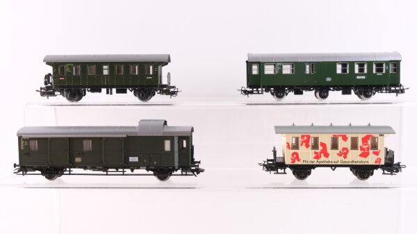 Märklin H0 Konvolut Personenwagen 2.Kl. BR 4002 Stgt, Personenwagen 2.Kl.  mit GepäckabteilBR 99405 Stgt, Donnerbüchse (Apotheke), Gepäckwagen BR 114 833 Stgt DB, u.a.