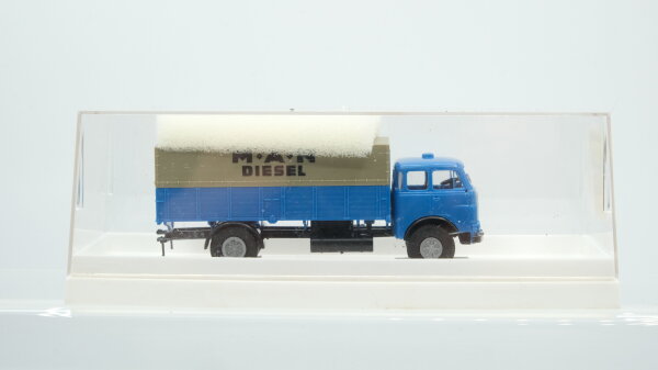 Brekina H0 7850 MAN 10.212 Pritsche/Plane "MAN Diesel" blau/grau