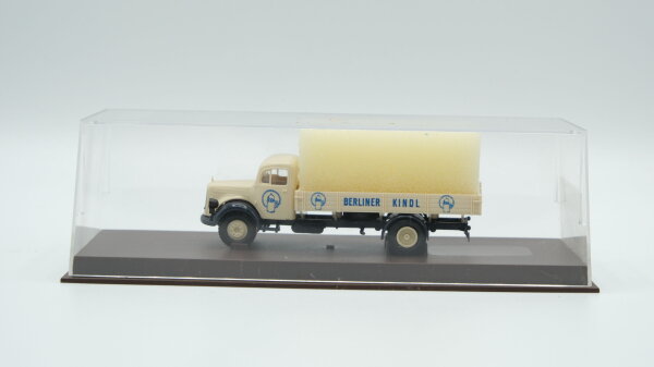 Brekina H0 4012 Mercedes-Benz Hauber Pritsche/Plane "Berliner Kindl"