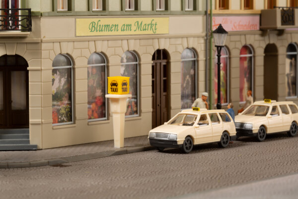 Auhagen TT 43676 PKW Taxi mit Rufsäulen
