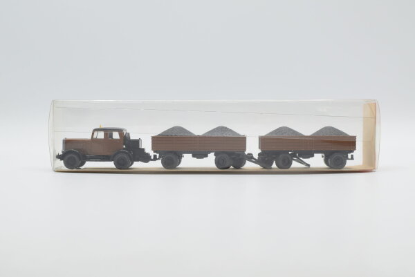 Wiking H0 3500 Hanomag ST 100 mit zwei Kohleanhängern braun