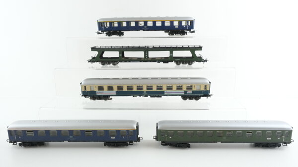 Märklin H0 Konvolut Personenwagen 1.Kl. blau Personenwagen 2.Kl. grün Personenwagen 2.Kl. "Hapag-Lloyd Tours" Autotransportwagen (leicht beschädigt) DB