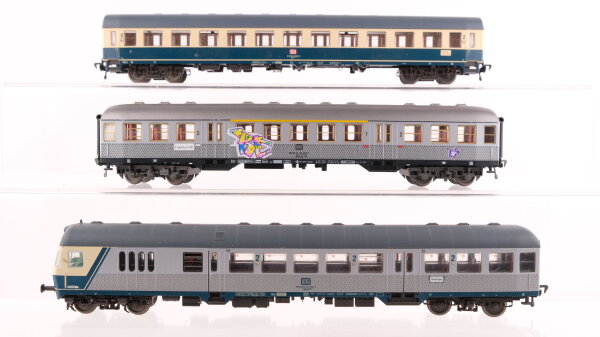 Fleischmann H0 Konvolut Steuerwagen 2.Kl. mit Gepäckabteil beige-ocenablau/silber Personenwagen 2.Kl. beige-oceanblau Personenwagen 1,/2.Kl. silber DB (ein Puffer abgebrochen)