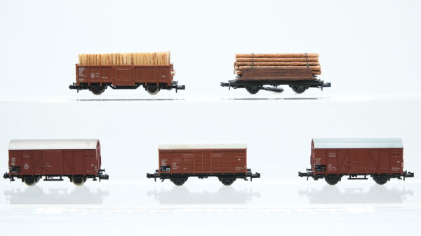 Minitrix N Konvolut Güterwagen 3 x gedeckter Güterwagen, Hochbordwagen mit Holz, Flachwagen mit Reinigungslippe und Holzladung DB, u.a.