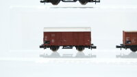 Minitrix N Konvolut Güterwagen 3 x gedeckter Güterwagen, Hochbordwagen mit Holz, Flachwagen mit Reinigungslippe und Holzladung DB, u.a.