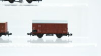 Minitrix N Konvolut Güterwagen 3 x gedeckter Güterwagen, Hochbordwagen mit Holz, Flachwagen mit Reinigungslippe und Holzladung DB, u.a.