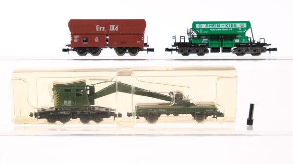 Minitrix N Konvolut Güterwagen Kranwagen mit Schutzwagen, Selbstentladewagen "Rhein-Kies" Selbstentladewagen "Erz IIId" DB