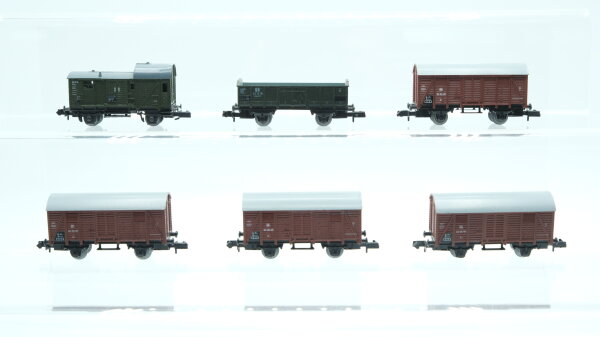 Unbekannt N Konvolut Güterwagen 4 x gedeckter Güterwagen braun, Hochbordwagen grün, Güterzugbegleitwage DB