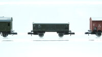 Unbekannt N Konvolut Güterwagen 4 x gedeckter Güterwagen braun, Hochbordwagen grün, Güterzugbegleitwage DB