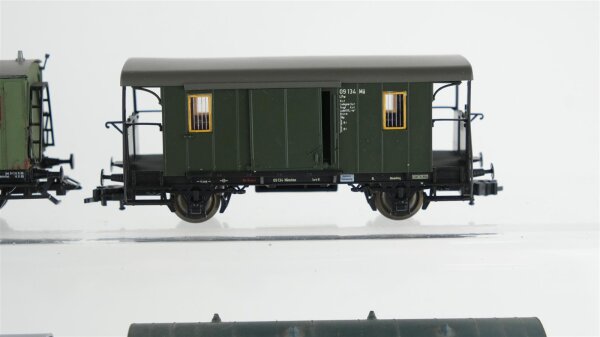 Roco H0 Konvolut Personenwagen mit Bremserbühne grün Personenwagen rot Packwagen DR/u.a. (ein Trittbrett fehlt)