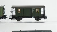 Roco H0 Konvolut Personenwagen mit Bremserbühne grün Personenwagen rot Packwagen DR/u.a. (ein Trittbrett fehlt)