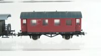 Roco H0 Konvolut Personenwagen mit Bremserbühne grün Personenwagen rot Packwagen DR/u.a. (ein Trittbrett fehlt)