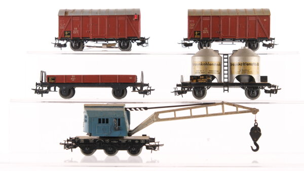 Märklin H0 Konvolut Güterwagen Kranwagen mit Schutzwagen, Braunkohlenstaubwagen, 2 x gedeckte Güterwagen 1 x Schlussbeleuchtung DB