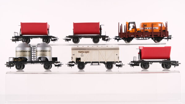 Märklin H0 Konvolut Güterwagen 3 x Kipplore, Braunkohlestaub Silowagen, Kühlwagen, Rungenwagen mit Wiking Serviewagen "Still" und 2 Gabelstapler DB, u.a.