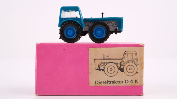 VEB H0 1090 Plastspielwaren Berlin Dieseltraktor D4K grün/blau