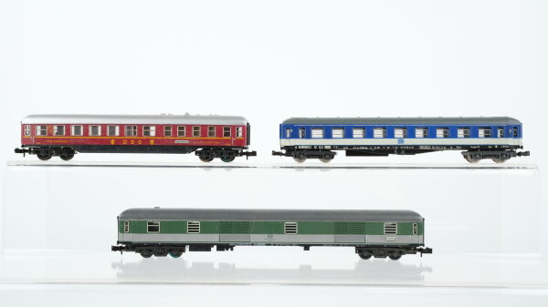 Minitrix/Lima N Konvolut Gepäckwagen grün/grau Speisewagen "DSG" rot Personenwagen 2.Kl. blau/grau DB