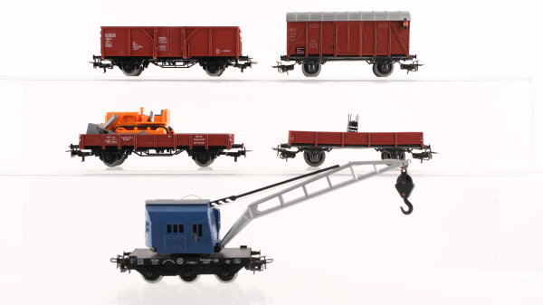 Märklin H0 Konvolut Güterwagen Kranwagen, Kranschutzwagen, Niederbordwagen mit Raupe, Hochbordwagen, gedeckter Güterwagen mit Schlusslichter DB