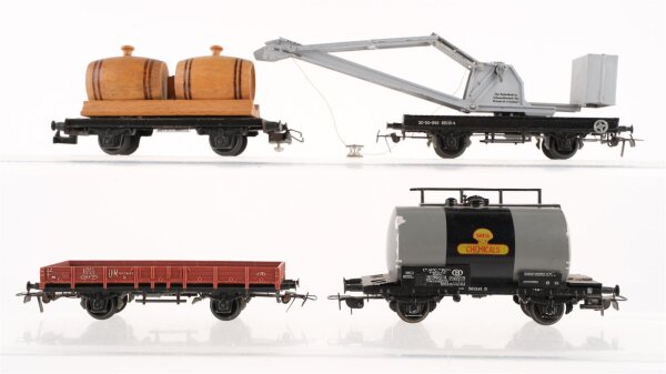 Piko H0 Konvolut Güterwagen Kesselwagen "Shell Chemicals", Weinfasswagen "Holzfässer", Kranwagen mit Schutzwagen DR, u.a.