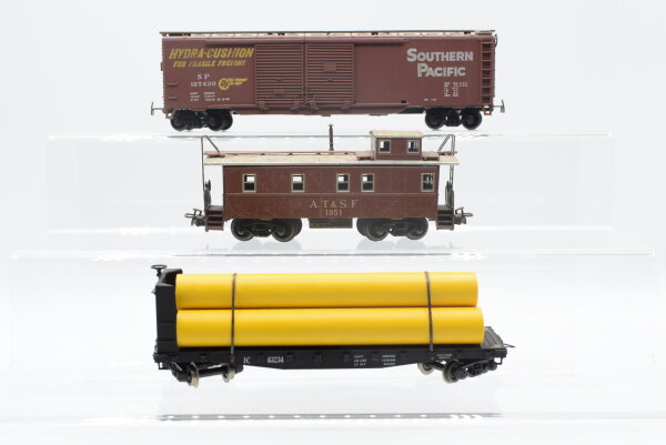 Unbekannt H0 Konvolut Box Car "SP 127430" Caboose "A.T.&S.F. 1951" Flat Car "Rohre gelb" USA