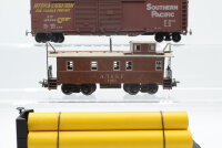 Unbekannt H0 Konvolut Box Car "SP 127430" Caboose "A.T.&S.F. 1951" Flat Car "Rohre gelb" USA