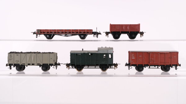 Trix H0 Konvolut Güterwagen gedeckter Güterwagen, Hochbordwagen mit Kohle, kurzer Hochbordwagen, Niederbordwagen, Güterzugbegleitwagen mit Schlusslicht DB, u.a.