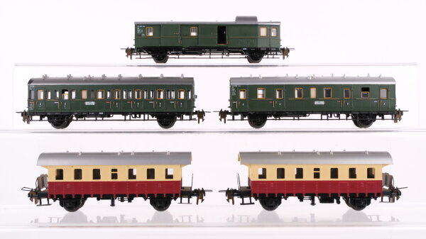 Trix H0 Konvolut Personenwagen Abteilwagen 2./3.Kl., Abteilwagen 3.Kl., Gepäckwagen mit Schiebetür und Ladung, Donnerbüchsen rot/beige