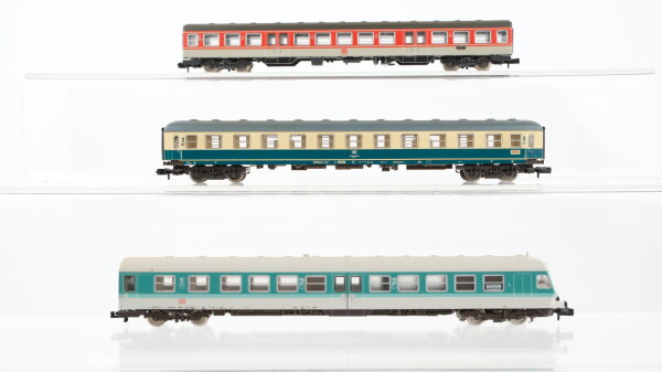 Fleischmann N Konvolut Grossraumwagen 2.Kl. orange-grau Abteilwagen 2.Kl. beige-oceanblau Steuerwagen 1./2.Kl. mit Beleuchtung mint-weiss DB