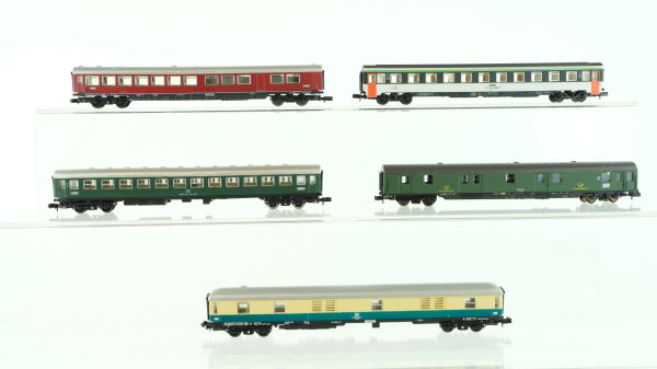 Arnold N Konvolut Packwagen beige-oceanblau Abteilwagen 2.Kl. grün Speisewagen "DSG" Abteilwagen 2.Kl. grün-weiss Postwagen DB/SNCF