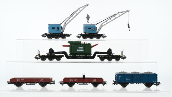Märklin H0 Konvolut Hochbordwagen mit Schotter Schwerlastwagen mit Trafo "Trafo-Union" Kranwagen "Krupp-Ardelt" und Kranschutzwagen DB