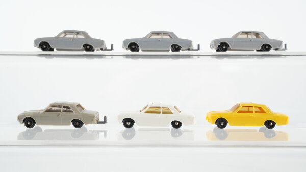 Märklin H0 Konvolut Fahrzeuge Ford 17 M 3 x grau mit Hängerkupplung, 1 x beige mit Hängerkupplung, 1 x gelb, 1 x weiss Ladegut