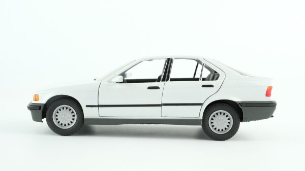 GAMA 1:24 2103 BMW 325i E36 weiß