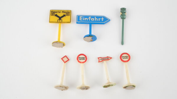 Wiking H0 Verkehrszeichen und Ampel (Klebereste)