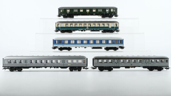Märklin H0 Konvolut Personenwagen "Silberlinge" 1./2.Kl. 2.Kl. Packwagen Abteilwagen blau-weiss 1.Kl. Abteilwagen beige-oceanblau 2.Kl. DB
