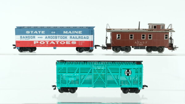 Bachmann/Unbekannt H0 Konvolut Viehtransportwagen "Santa Fe" Gedeckter Güterwagen "State of Main Potatoes" Caboose "A.T. & S.F." USA