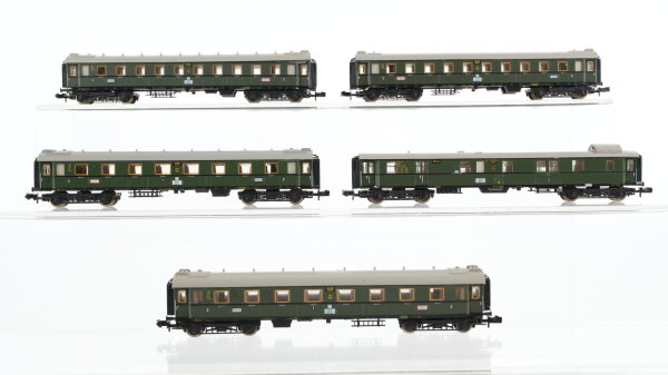 Minitrix N Konvolut Abteilwagen 1./2.Kl., Grossraumwagen 3.Kl., Packwagen beleuchtet DR