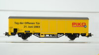 Piko H0 Konvolut Containertragewagen mit Container "Fussball", gedeckter Güterwagen "Tag der offenen Tür 2003 PIKO", Kühlwagen "Martini", Güterzugbegleitwagen DB/FS