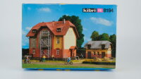 Kibri H0 8194 Eisenbahner Wohnhaus mit Nebengebäude