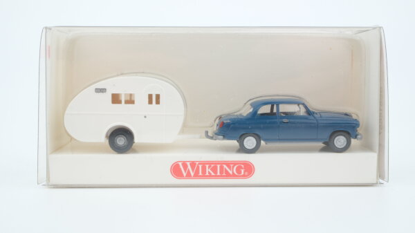 Wiking H0 8940126 Borgward Isabella (capriblau) mit Wohnwagen (weiß)