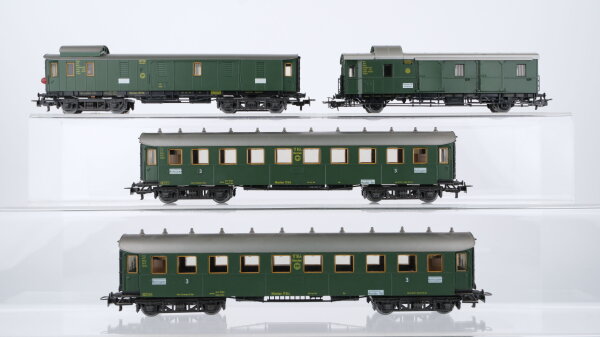Märklin H0 Konvolut zwei Personenwagen 3.Kl., Packwagen mit Zugschluss, Packwagen (Zugschluss ungetestet) DR