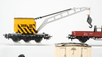 Märklin H0 Konvolut Schwerlastwagen mit Überseekiste "Bahia", Kranwagen "Krupp-Ardelt" mit Kranschutzwagen DB