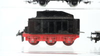 Unbekannt H0 Konvolut 2 Kesselwagen, 1 Schwerlastflachwagen, 1 Schiebedachwagen, 1 Klappdeckelwagen mit Schienenreiniger, 1 Tender Dr/Mav/u.a. (Abbruch)