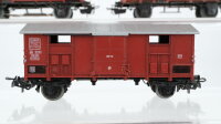 Märklin H0 Konvolut 4 gedeckte Güterwagen, 1 gedeckter Güterwagen mit beleuchtetem Zugschluss DB
