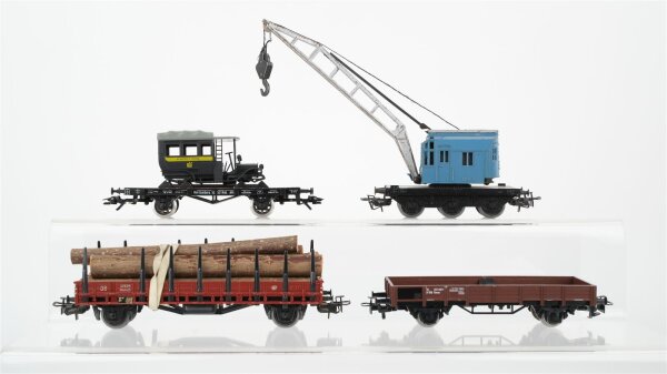 Märklin H0 Konvolut 1. Kranwagen "Krupp-Ardelt" und 1 Kranschutzwagen, 1 Rungenwagen mit Baumstämmen, 1 Flachwagen mit hist. LKW DB (Unvollständig)