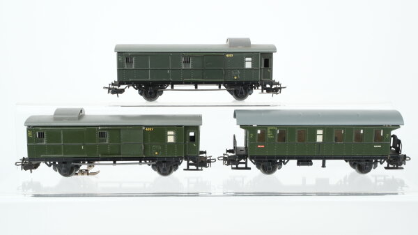 Märklin H0 Konvolut 1 Personenwagen 2.Kl, 1 Packwagen "4003", 1 Packwagen "4003" mit Zugschluss beleuchtet Nebenbahn
